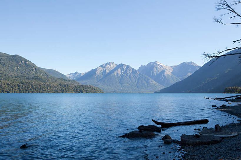 无人,横图,室外,白天,正面,旅游,度假,河流,美景,山,山脉,水,阿根廷,阴影,波纹,光线,影子,河水,景观,山峰,水流,涟漪,山峦,娱乐,蓝色,倒影,蓝天,水纹,天空,阳光,自然,波浪,群山,天,享受,休闲,景色,南美,放松,晴朗,南美洲,倒映,拉丁美洲,自然风光,美洲,万里无云,水晕,亚美利加洲,南亚美利加洲,阿根廷共和国,里奥内格罗省,反照,巴里洛切,晴空,晴空万里,彩图