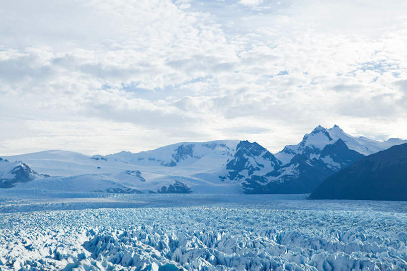 无人,公园,横图,室外,白天,正面,旅游,度假,冰山,海浪,海洋,美景,山,阿根廷,阴影,光线,影子,冰,景观,浪花,山峰,云,云朵,山峦,云彩,娱乐,冰川,蓝色,白云,蓝天,天空,阳光,自然,海水,天,享受,休闲,景色,南美,放松,寒冷,晴朗,冰冷,南美洲,国家公园,拉丁美洲,自然风光,美洲,冰河,海景,亚美利加洲,严寒,南亚美利加洲,冰凉,酷寒,凛冽,凛凛,极冷,阿根廷共和国,巴塔哥尼亚高原,巴塔哥尼亚,阿根廷冰川国家公园,圣克鲁斯省,大海,风浪,海,海水的波动,近岸浪,涌浪,晴空,彩图