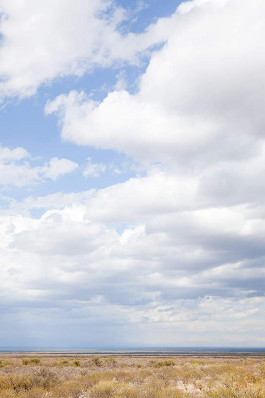 无人,竖图,室外,白天,正面,旅游,度假,美景,植物,阿根廷,阴影,枯萎,光线,影子,地平线,景观,云,云朵,辽阔,枯草,地面,云彩,娱乐,草,黄色,蓝色,白云,蓝天,天空,阳光,自然,天,享受,休闲,广阔,景色,南美,放松,晴朗,一望无际,南美洲,拉丁美洲,自然风光,延伸,美洲,圣胡安,天地相交,亚美利加洲,南亚美利加洲,阿根廷共和国,无边无际,一马平川,圣胡安省,晴空,彩图