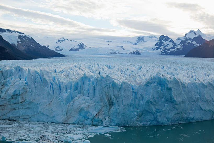 无人,公园,横图,室外,白天,正面,旅游,度假,冰山,海浪,海洋,美景,山,阿根廷,阴影,光线,影子,冰,景观,浪花,山峰,云,云朵,山峦,云彩,娱乐,冰川,蓝色,白云,蓝天,天空,阳光,自然,海水,天,享受,休闲,景色,南美,放松,寒冷,晴朗,冰冷,南美洲,国家公园,拉丁美洲,自然风光,美洲,冰河,海景,亚美利加洲,严寒,南亚美利加洲,冰凉,酷寒,凛冽,凛凛,极冷,阿根廷共和国,巴塔哥尼亚高原,巴塔哥尼亚,阿根廷冰川国家公园,圣克鲁斯省,大海,风浪,海,海水的波动,近岸浪,涌浪,晴空,彩图