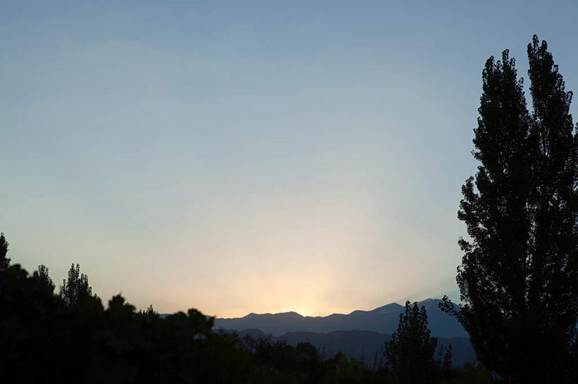 无人,横图,室外,白天,仰视,旅游,度假,草地,草坪,美景,日落,植物,阿根廷,景观,晚霞,霞光,落日,娱乐,草,树,树木,绿色,自然,黄昏,享受,休闲,景色,彩霞,南美,放松,生长,成长,南美洲,拉丁美洲,自然风光,美洲,亚美利加洲,南亚美利加洲,阿根廷共和国,里奥内格罗省,夕照,巴里洛切,夕阳,彩图,低角度拍摄,斜阳