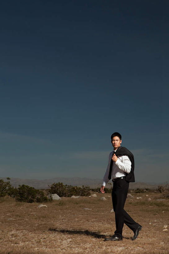 东方人,一个人,商务人士,商务男性,走,竖图,室外,白天,侧面,衬衫,草地,草坪,植物,亚洲,仅一个男性,仅一个人,握,套装,图纸,泥土,土壤,云,云朵,设计图,拿,云彩,拿着,注视,黄种人,草,仅一个年轻男性,蓝色,绿色,白云,蓝天,天空,天,观察,看,握着,晴朗,观看,察看,关注,迷路,商务装,工程图,草图,蓝图,工薪阶层,男人,男性,年轻男性,亚洲人,白领,上班族,设计,晴空,步行,散步,走路,彩图,全身,衬衣