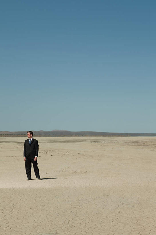 西方人,一个人,商务人士,商务男性,站,竖图,室外,白天,正面,衬衫,旅游,度假,美景,沙漠,欧洲,美国,欧洲人,仅一个男性,仅一个人,仅一个中年男性,阴影,套装,光线,影子,景观,泥土,土壤,注视,娱乐,蓝色,蓝天,天空,阳光,自然,天,观察,看,站着,享受,休闲,景色,放松,晴朗,观看,察看,亚利桑那,北美,北美洲,犹他州,干旱,关注,自然风光,美洲,商务装,工薪阶层,亚利桑那州,内华达州,加州,加利福尼亚州,万里无云,大峡谷之州,金州,黄金州,北亚美利加洲,亚美利加洲,犹他,蜂窝之州,蜂房州,内华达,北美艾灌木丛州,产银之州,银山州,银之州,莫哈维沙漠,莫哈韦沙漠,男人,男性,中年男性,白种人,白领,上班族,大漠,砂漠,晴空,晴空万里,站立,彩图,全身,衬衣