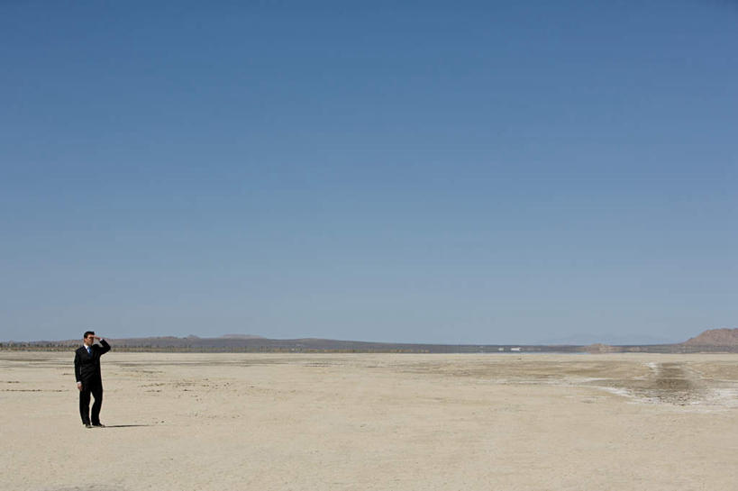 西方人,一个人,商务人士,商务男性,站,横图,室外,白天,正面,衬衫,旅游,度假,美景,沙漠,欧洲,美国,欧洲人,仅一个男性,仅一个人,仅一个中年男性,阴影,套装,光线,影子,景观,泥土,土壤,注视,娱乐,蓝色,蓝天,天空,阳光,自然,天,观察,看,站着,享受,休闲,景色,放松,晴朗,观看,察看,亚利桑那,北美,北美洲,犹他州,干旱,关注,自然风光,美洲,商务装,工薪阶层,亚利桑那州,内华达州,加州,加利福尼亚州,万里无云,大峡谷之州,金州,黄金州,北亚美利加洲,亚美利加洲,犹他,蜂窝之州,蜂房州,内华达,北美艾灌木丛州,产银之州,银山州,银之州,莫哈维沙漠,莫哈韦沙漠,男人,男性,中年男性,白种人,白领,上班族,大漠,砂漠,晴空,晴空万里,站立,彩图,全身,衬衣