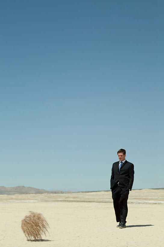 西方人,一个人,商务人士,商务男性,站,竖图,室外,白天,正面,衬衫,旅游,度假,美景,沙漠,植物,欧洲,美国,欧洲人,仅一个男性,仅一个人,仅一个中年男性,阴影,套装,枯萎,光线,影子,景观,泥土,土壤,枯草,注视,娱乐,草,黄色,蓝色,蓝天,天空,阳光,自然,天,观察,看,站着,享受,休闲,景色,放松,晴朗,观看,察看,亚利桑那,北美,北美洲,犹他州,双手插袋,干旱,关注,自然风光,美洲,商务装,手插袋,工薪阶层,亚利桑那州,内华达州,加州,加利福尼亚州,万里无云,大峡谷之州,金州,黄金州,双手抄兜,双手放兜,北亚美利加洲,亚美利加洲,犹他,蜂窝之州,蜂房州,内华达,北美艾灌木丛州,产银之州,银山州,银之州,莫哈维沙漠,莫哈韦沙漠,男人,男性,中年男性,白种人,白领,上班族,大漠,砂漠,晴空,晴空万里,插兜,两手抄兜,两手放兜,手插兜,手放口袋,站立,彩图,全身,衬衣,手抄兜