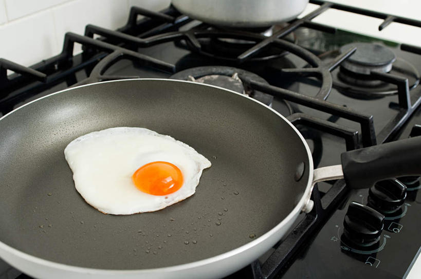 无人,横图,俯视,室内,白天,烹饪,厨房,厨具,金属制品,阴影,反射,金属,锅子,影子,墙,蛋,荷包蛋,鸡蛋,煎蛋,锅,墙壁,墙面,白色,锅具,灶具,燃气灶,烹饪用具,卵,燃气具,煎鸡蛋,烹调用具,烹调,彩图,高角度拍摄,灶间