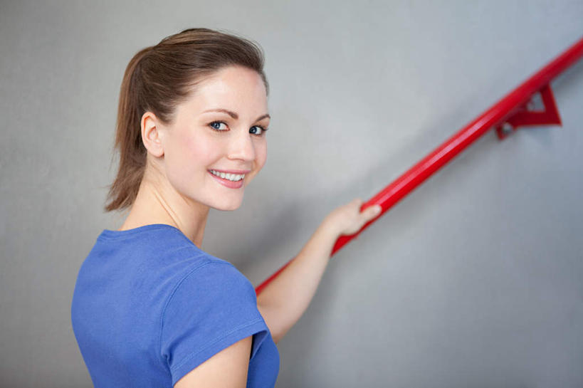 西方人,栏杆,笑,微笑,露齿笑,横图,室外,白天,侧面,欧洲,欧洲人,握,服装,扶手,墙,扭头,注视,休闲装,护栏,墙壁,墙面,衣服,红色,灰色,扶,观察,看,转头,休闲,休闲服,握着,服饰,观看,察看,扶着,关注,白种人,半身,彩图