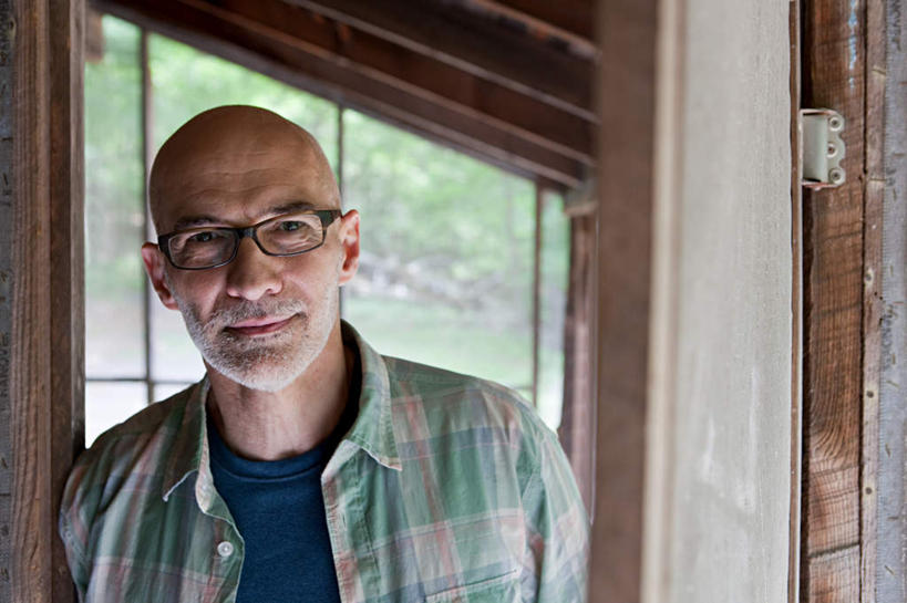 西方人,脸,头,脸颊,一个人,家,木屋,站,笑,微笑,横图,室内,特写,白天,正面,窗户,欧洲,欧洲人,仅一个男性,仅一个人,服装,眼镜,墙,注视,休闲装,肩膀,玻璃窗,墙壁,墙面,住宅,衣服,观察,看,站着,仅一个老年男性,休闲,休闲服,服饰,观看,老花镜,察看,关注,远视眼镜,老年男性,男人,男性,白种人,头部,脸部,脸蛋,面部,站立,半身,彩图,茅舍,茅屋,棚屋,小木屋,小屋