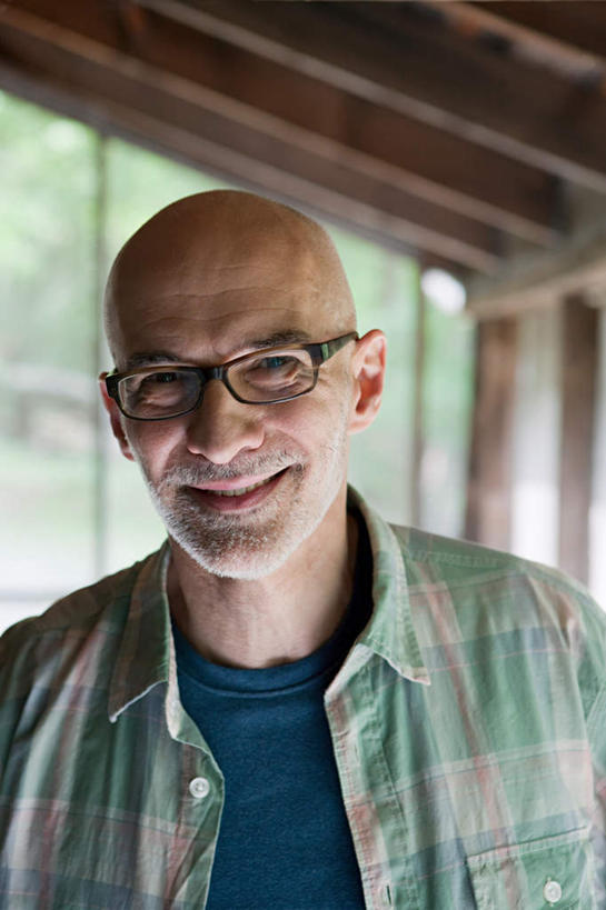 西方人,脸,头,脸颊,一个人,家,木屋,站,笑,微笑,露齿笑,竖图,室内,特写,白天,正面,窗户,欧洲,欧洲人,仅一个男性,仅一个人,服装,眼镜,墙,注视,休闲装,肩膀,玻璃窗,墙壁,墙面,住宅,衣服,观察,看,站着,仅一个老年男性,休闲,休闲服,服饰,观看,老花镜,察看,关注,远视眼镜,老年男性,男人,男性,白种人,头部,脸部,脸蛋,面部,站立,半身,彩图,茅舍,茅屋,棚屋,小木屋,小屋