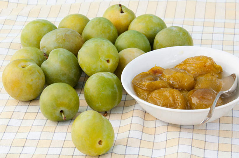 无人,横图,俯视,室内,特写,白天,桌面,桌子,水果,新鲜,木制,布料,勺子,陶瓷,调料,酱料,酱汁,生食,佐料,食品,果实,陶瓷制品,调味品,调味料,布纹,酱,桌布,食物,一个,餐巾,木制品,容器,调羹,台布,汤匙,碗,有机食品,绿色食品,单个,储藏,储存,西梅,加州梅,彩图,高角度拍摄,贮存