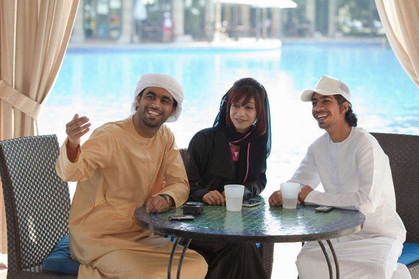 西方人,三个人,伙伴,朋友,游泳池,坐,笑,说,打电话,微笑,露齿笑,横图,室外,白天,正面,民族服装,讨论,友谊,水,植物,窗帘,桌子,杯子,电话,帽子,手机,相机,椅子,玻璃,欧洲,阿联酋,欧洲人,亚洲,指,阴影,装饰,光线,头巾,影子,水池,水面,茶几,注视,指点,通讯设备,运动帽,泳池,玻璃制品,树,树木,一个,拍照,黄色,绿色,白色,黑色,阳光,自然,帘子,数码相机,水杯,观察,看,遮阳,鸭舌帽,摄影,生长,单个,成长,观看,华丽,修饰,点缀,察看,指向,关注,西亚,阿拉伯联合酋长国,迪拜,衬托,美观,雅致,雅观,一顶,杜拜,交流,友情,男人,男性,年轻男性,年轻女性,女人,女性,白种人,茶杯,照相机,沟通,讲话,交谈,商讨,说话,谈话,通话,坐着,半身,彩图,传统服装,民俗服,照相