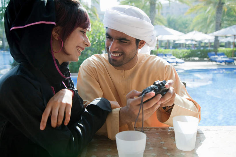 西方人,胡须,两个人,游泳池,坐,笑,微笑,露齿笑,横图,室外,白天,正面,民族服装,爱情,水,植物,餐桌,桌子,棕榈树,杯子,相机,叶子,欧洲,阿联酋,欧洲人,亚洲,握,阴影,光线,头巾,影子,水池,水面,绿叶,浪漫,注视,泳池,相视,树,树木,两个,一个,拍照,绿色,白色,黑色,阳光,自然,数码相机,水杯,观察,看,温暖,温馨,面对面,嫩叶,恩爱,握着,恋人,摄影,生长,单个,成长,餐台,观看,对视,和睦,察看,互视,关注,西亚,相对,阿拉伯联合酋长国,迪拜,棕榈叶,相看,杜拜,男人,男性,年轻男性,年轻女性,女人,女性,白种人,胡子,络腮胡,情侣,叶,叶片,茶杯,照相机,坐着,半身,彩图,传统服装,民俗服,照相,伴侣,融洽