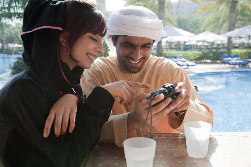 西方人,胡须,两个人,游泳池,坐,笑,微笑,露齿笑,横图,室外,白天,正面,民族服装,爱情,水,植物,餐桌,桌子,棕榈树,杯子,相机,叶子,欧洲,阿联酋,欧洲人,亚洲,握,阴影,光线,头巾,影子,水池,水面,绿叶,浪漫,注视,泳池,相视,树,树木,两个,一个,拍照,绿色,白色,黑色,阳光,自然,数码相机,水杯,观察,看,温暖,温馨,面对面,嫩叶,恩爱,握着,恋人,摄影,生长,单个,成长,餐台,观看,对视,和睦,察看,互视,关注,西亚,相对,阿拉伯联合酋长国,迪拜,棕榈叶,相看,杜拜,男人,男性,年轻男性,年轻女性,女人,女性,白种人,胡子,络腮胡,情侣,叶,叶片,茶杯,照相机,坐着,半身,彩图,传统服装,民俗服,照相,伴侣,融洽