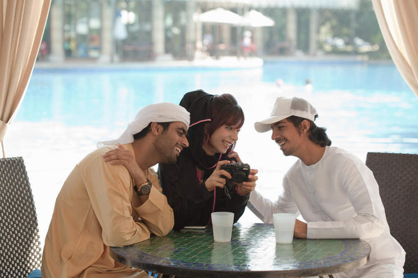 西方人,三个人,伙伴,朋友,游泳池,坐,笑,说,打电话,微笑,露齿笑,横图,室外,白天,正面,民族服装,讨论,友谊,水,植物,窗帘,桌子,杯子,电话,帽子,手机,相机,椅子,玻璃,欧洲,阿联酋,欧洲人,亚洲,指,阴影,装饰,光线,头巾,影子,水池,水面,茶几,注视,指点,通讯设备,运动帽,泳池,玻璃制品,树,树木,一个,拍照,黄色,绿色,白色,黑色,阳光,自然,帘子,数码相机,水杯,观察,看,遮阳,鸭舌帽,摄影,生长,单个,成长,观看,华丽,修饰,点缀,察看,指向,关注,西亚,阿拉伯联合酋长国,迪拜,衬托,美观,雅致,雅观,一顶,杜拜,交流,友情,男人,男性,年轻男性,年轻女性,女人,女性,白种人,茶杯,照相机,沟通,讲话,交谈,商讨,说话,谈话,通话,坐着,半身,彩图,传统服装,民俗服,照相