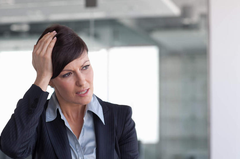 西方人,一个人,商务人士,商务女性,摸,横图,室内,白天,正面,窗户,欧洲,欧洲人,仅一个女性,仅一个人,撑,抚摸,套装,朦胧,模糊,托腮,注视,玻璃窗,观察,看,托,仅一个中年女性,观看,担忧,察看,忧虑,关注,忧郁,托下巴,商务装,工薪阶层,担心,女人,女性,中年女性,白种人,白领,上班族,触摸,接触,半身,彩图