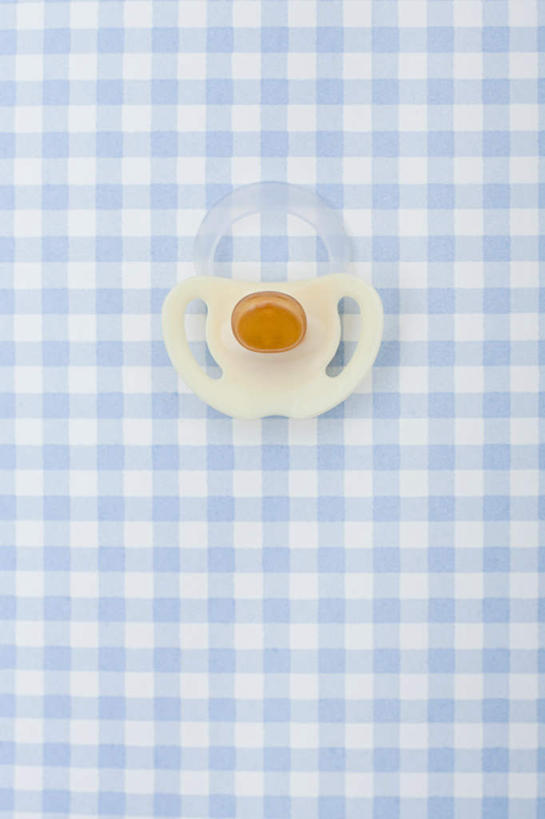 无人,竖图,俯视,室内,特写,白天,静物,布料,方格,格子,布纹,桌布,一个,蓝色,餐巾,台布,摄影,影棚,单个,奶嘴,婴儿用品,彩图,高角度拍摄,影棚拍摄,拍摄