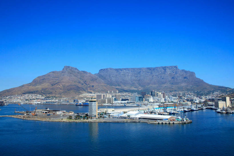 无人,家,高楼大厦,横图,室外,白天,正面,度假,海浪,海洋,石头,美景,山,山脉,植物,城市风光,城市,大厦,建筑,摩天大楼,非洲,南非,阴影,光线,石子,影子,房屋,屋子,景观,浪花,山顶,山峰,山峦,首都,娱乐,楼房,住宅,树,树木,蓝色,绿色,蓝天,天空,阳光,自然,海水,楼宇,群山,天,享受,休闲,景色,放松,生长,晴朗,成长,海景,万里无云,开普敦,桌山,省会,阿非利加洲,立法首都,南非共和国,西开普省,颠峰,极峰,大海,风浪,海,海水的波动,近岸浪,石块,岩石,涌浪,晴空,晴空万里,彩图,房子,大楼,高层建筑,高楼,摩天楼