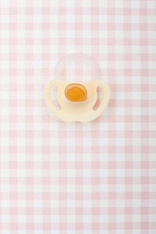 无人,竖图,俯视,室内,特写,白天,餐桌,桌子,静物,阴影,反射,布料,方格,格子,影子,塑料,布纹,桌布,一个,粉色,餐巾,塑料制品,台布,单个,餐台,奶嘴,彩图,高角度拍摄