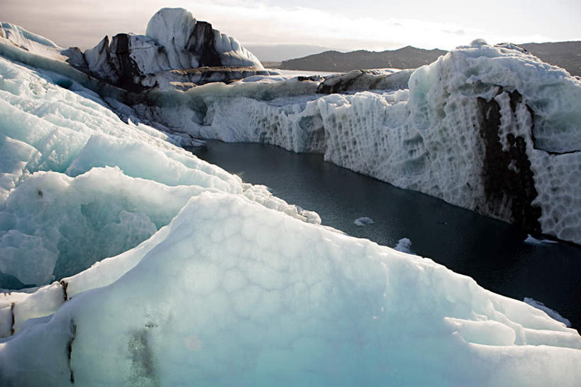 无人,公园,横图,室外,白天,正面,旅游,度假,冰山,海浪,海洋,美景,山,欧洲,冰岛,阴影,光线,影子,冰,景观,浪花,山峰,云,云朵,山峦,云彩,娱乐,冰川,蓝色,白云,蓝天,天空,阳光,自然,海水,天,享受,休闲,景色,放松,寒冷,晴朗,冰冷,国家公园,自然风光,北欧,冰河,海景,冰岛共和国,严寒,冰凉,酷寒,凛冽,凛凛,极冷,瓦特纳冰川国家公园,大海,风浪,海,海水的波动,近岸浪,涌浪,晴空,彩图