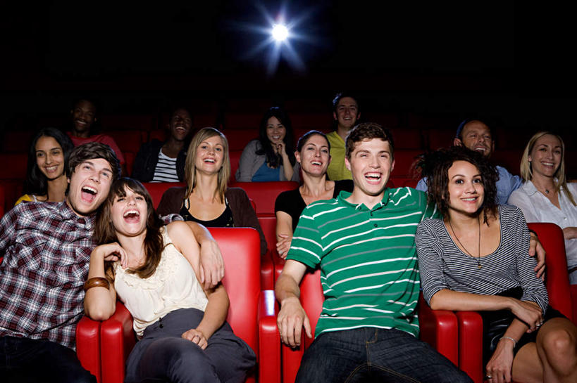 西方人,观众,坐,抱,笑,微笑,露齿笑,横图,室内,白天,正面,爱情,电影院,照明,欧洲,欧洲人,服装,灯光,许多人,浪漫,扭头,注视,休闲装,座位,灯,衣服,红色,灯具,观察,看,靠,靠着,转头,一群人,休闲,温暖,温馨,休闲服,射灯,恩爱,恋人,服饰,抱着,观看,照亮,和睦,察看,搂着,照明设备,关注,影剧院,坐位,男人,男性,年轻男性,年轻女性,女人,女性,白种人,情侣,观赏人员,搂,搂抱,坐着,半身,彩图,伴侣,融洽