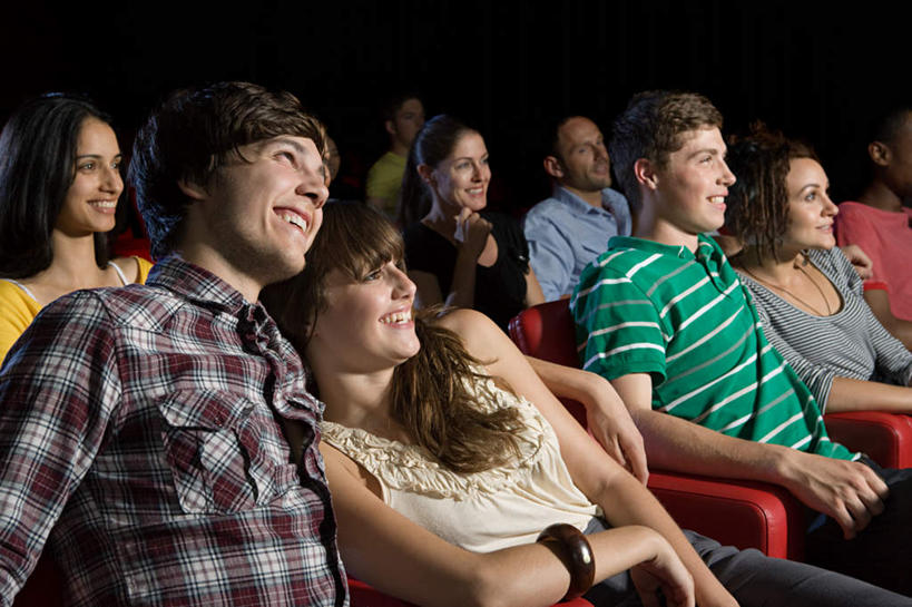 西方人,观众,坐,抱,笑,微笑,露齿笑,横图,室内,白天,侧面,爱情,电影院,照明,欧洲,欧洲人,服装,灯光,许多人,浪漫,扭头,注视,休闲装,座位,灯,衣服,红色,灯具,观察,看,转头,一群人,休闲,温暖,温馨,休闲服,射灯,恩爱,恋人,服饰,抱着,观看,照亮,和睦,察看,搂着,照明设备,关注,影剧院,坐位,男人,男性,年轻男性,年轻女性,女人,女性,白种人,情侣,观赏人员,搂,搂抱,坐着,半身,彩图,伴侣,融洽