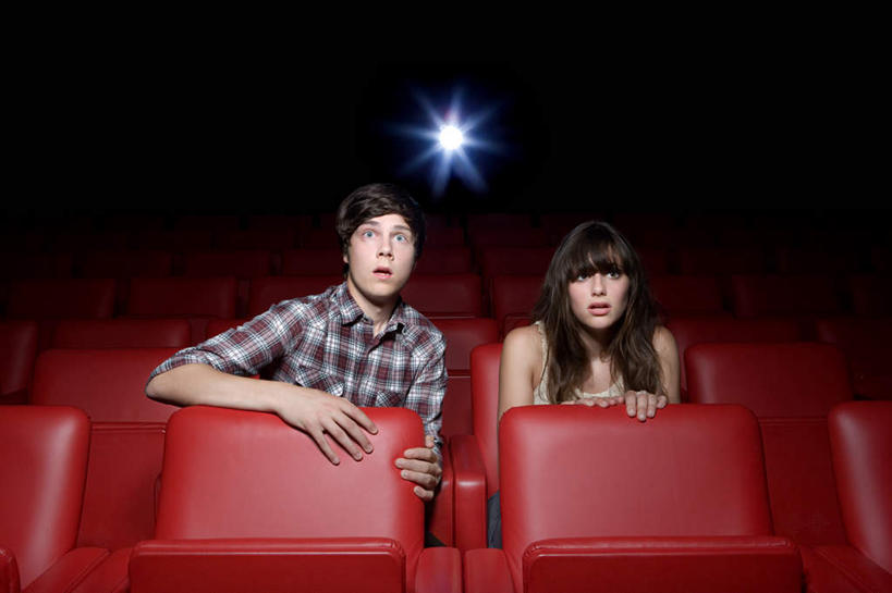 西方人,两个人,观众,坐,横图,室内,白天,正面,爱情,电影院,照明,欧洲,欧洲人,握,服装,灯光,浪漫,注视,休闲装,座位,灯,衣服,红色,灯具,观察,看,张嘴,休闲,温暖,温馨,休闲服,射灯,恩爱,握着,恋人,服饰,观看,害怕,惊恐,照亮,和睦,察看,照明设备,关注,张大嘴巴,影剧院,坐位,男人,男性,年轻男性,年轻女性,女人,女性,白种人,情侣,观赏人员,张开嘴,坐着,半身,彩图,伴侣,融洽