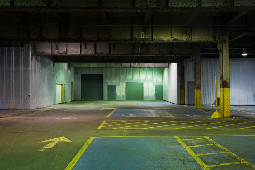 无人,停车场,横图,室内,白天,正面,阴影,光线,影子,灯光,分界线,停车线,方向,箭头,车行道,车行道分界线,指向,标线,车行线,簇,彩图,泊车场