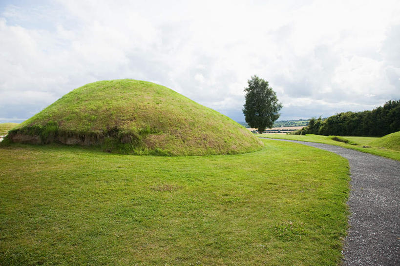 无人,横图,室外,白天,正面,旅游,度假,草地,草坪,美景,名胜古迹,植物,标志建筑,道路,地标,建筑,路,爱尔兰,欧洲,遗迹,景观,云,云朵,小路,交通,云彩,古迹,文物,娱乐,建设,古建筑,草,树,树木,蓝色,绿色,白云,蓝天,天空,自然,天,享受,休闲,墓地,旅游胜地,景色,放松,生长,晴朗,成长,坟墓,陵墓,西欧,自然风光,坟场,古文明,爱尔兰共和国,伦斯特省,米斯郡,晴空,彩图