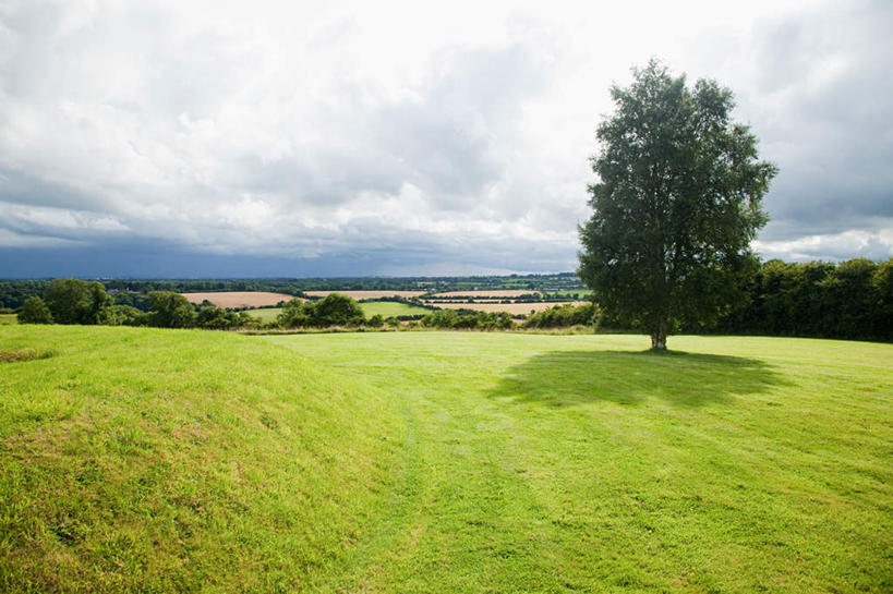 无人,横图,室外,白天,正面,旅游,度假,草地,草坪,美景,名胜古迹,植物,标志建筑,地标,建筑,爱尔兰,欧洲,阴影,遗迹,光线,影子,景观,云,云朵,云彩,古迹,文物,娱乐,建设,古建筑,草,树,树木,蓝色,绿色,白云,蓝天,天空,阳光,自然,天,享受,休闲,墓地,旅游胜地,景色,放松,生长,晴朗,成长,坟墓,陵墓,西欧,自然风光,坟场,古文明,爱尔兰共和国,伦斯特省,米斯郡,晴空,彩图