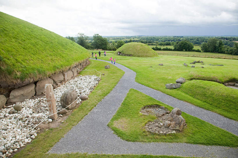 无人,横图,俯视,室外,白天,旅游,度假,草地,草坪,美景,名胜古迹,植物,标志建筑,道路,地标,建筑,路,爱尔兰,欧洲,遗迹,景观,云,云朵,小路,交通,云彩,古迹,文物,娱乐,建设,古建筑,草,树,树木,蓝色,绿色,白云,蓝天,天空,自然,天,享受,休闲,墓地,旅游胜地,景色,放松,生长,晴朗,成长,坟墓,陵墓,西欧,自然风光,坟场,古文明,爱尔兰共和国,伦斯特省,米斯郡,晴空,彩图,高角度拍摄