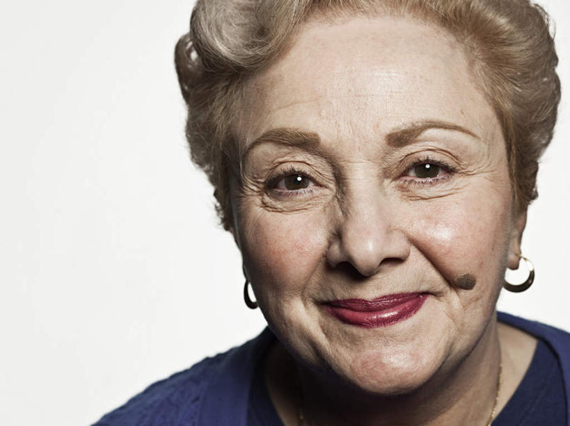 西方人,脸,头,脸颊,脖子,头发,一个人,笑,微笑,横图,室内,特写,白天,白色背景,正面,毛衣,项链,欧洲,欧洲人,仅一个女性,仅一个人,棕色,注视,肩膀,装饰品,蓝色,饰品,首饰,观察,看,摄影,仅一个老年女性,影棚,观看,耳坠,察看,关注,线衫,耳饰,老年女性,女人,女性,白种人,头部,卷发,脖,颈,颈部,脸部,脸蛋,面部,半身,彩图,影棚拍摄,绒衣,套衫,套头毛衣,线衣,拍摄,短发