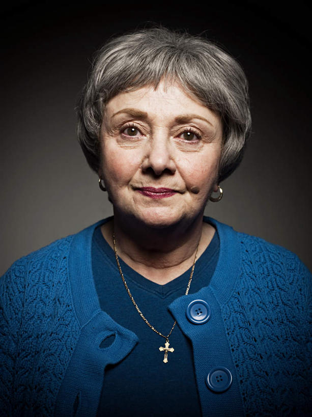 西方人,脸,头,脸颊,脖子,头发,一个人,竖图,室内,特写,白天,正面,毛衣,项链,欧洲,欧洲人,仅一个女性,仅一个人,黑色背景,棕色,注视,肩膀,装饰品,蓝色,饰品,首饰,观察,看,摄影,仅一个老年女性,影棚,观看,耳坠,察看,关注,线衫,耳饰,老年女性,女人,女性,白种人,头部,卷发,脖,颈,颈部,脸部,脸蛋,面部,半身,彩图,影棚拍摄,绒衣,套衫,套头毛衣,线衣,拍摄,短发