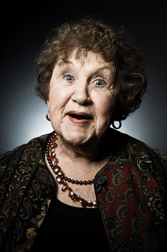 西方人,脸,头,脸颊,头发,一个人,竖图,室内,特写,白天,正面,欧洲,欧洲人,仅一个女性,仅一个人,服装,棕色,注视,休闲装,装饰品,衣服,饰品,首饰,观察,看,休闲,休闲服,摄影,服饰,仅一个老年女性,影棚,观看,耳坠,察看,关注,耳饰,老年女性,女人,女性,白种人,头部,卷发,脸部,脸蛋,面部,半身,彩图,影棚拍摄,拍摄,短发