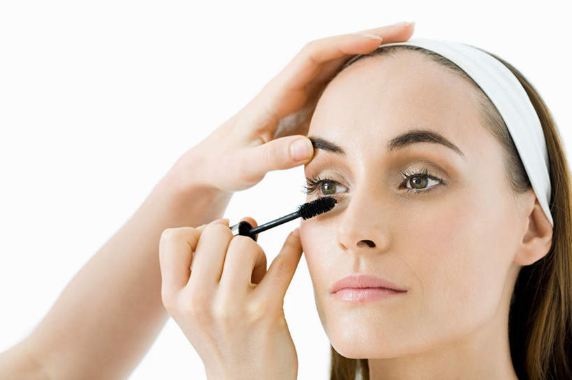 西方人,两个人,站,闭眼,笑,微笑,横图,室内,白天,白色背景,正面,化妆,美容,欧洲,欧洲人,护肤,阴影,反射,束发带,影子,裸露,一个,白色,化妆品,站着,保养,享受,休闲,睫毛膏,放松,保健,摄影,影棚,单个,眼影刷,化妆用品,眼妆,裸,化妆师,养颜,睫毛液,尤物,年轻女性,女人,女性,白种人,闭眼睛,闭着眼,闭着眼睛,站立,半身,彩图,影棚拍摄,拍摄,佳丽,丽人,美人