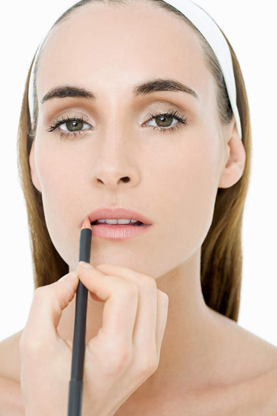 西方人,脸,头,脸颊,手,一个人,竖图,室内,白天,正面,化妆,美容,欧洲,欧洲人,仅一个年轻女性,仅一个女性,仅一个人,护肤,握,阴影,反射,笔,影子,注视,肩膀,观察,看,保养,享受,休闲,手部,放松,握着,保健,摄影,影棚,观看,单手,察看,美容工具,关注,养颜,化妆工具,蜜粉刷,唇线笔,尤物,年轻女性,女人,女性,白种人,头部,脸部,脸蛋,面部,半身,彩图,影棚拍摄,拍摄,佳丽,丽人,美人