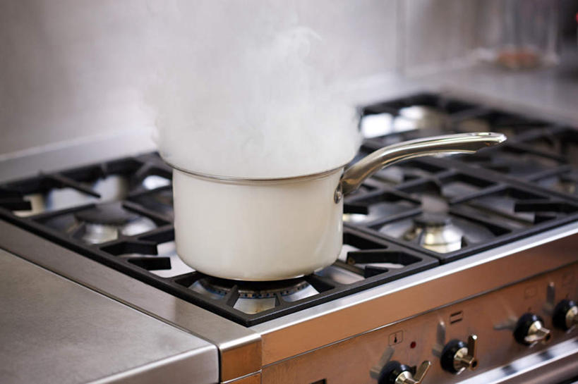 无人,横图,俯视,室内,特写,白天,烹饪,雾,厨房,厨具,金属制品,阴影,沸腾,朦胧,模糊,反射,金属,蒸汽,锅子,影子,墙,水蒸气,锅,墙壁,墙面,锅具,灶具,燃气灶,烹饪用具,蒸发,燃气具,烹调用具,烹调,彩图,高角度拍摄,灶间