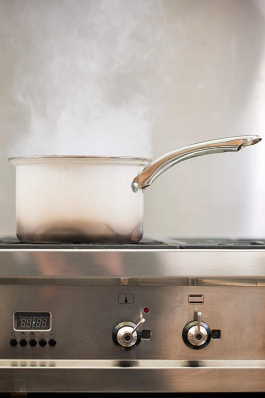 无人,竖图,室内,特写,白天,正面,烹饪,雾,厨房,厨具,金属制品,阴影,沸腾,朦胧,模糊,反射,金属,蒸汽,锅子,影子,墙,水蒸气,锅,墙壁,墙面,锅具,灶具,燃气灶,烹饪用具,蒸发,燃气具,烹调用具,烹调,彩图,灶间