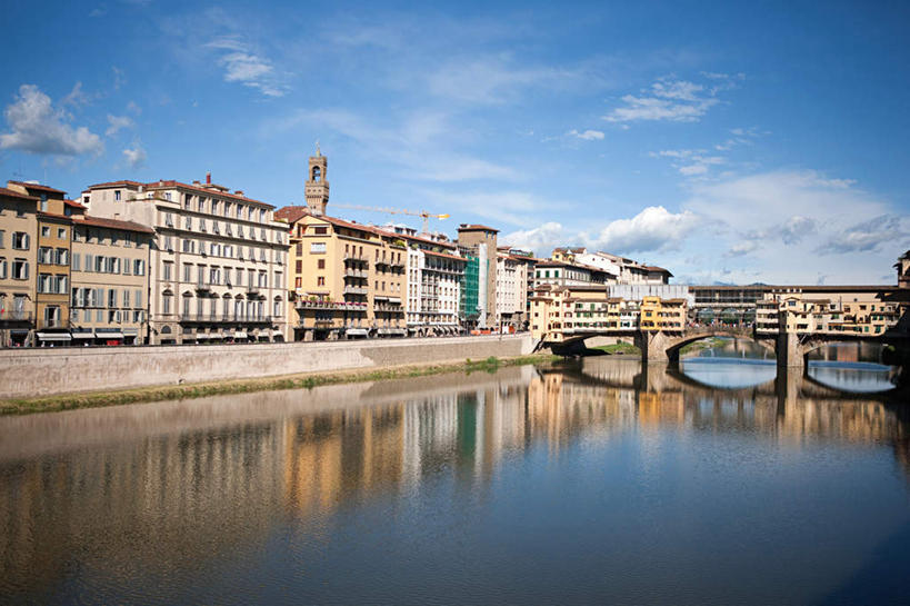 无人,家,横图,室外,白天,正面,旅游,度假,河流,石头,名胜古迹,水,标志建筑,地标,建筑,意大利,佛罗伦萨,欧洲,遗迹,石子,房屋,屋子,河水,水流,云,云朵,公寓,桥,云彩,古迹,文物,娱乐,建设,古建筑,石桥,洋房,楼房,拱桥,住宅,栈桥,蓝色,白云,蓝天,天空,天,享受,休闲,旅游胜地,放松,拱形,晴朗,人行桥,石拱桥,托斯卡纳,南欧,古文明,意大利共和国,首府,百花之城,翡冷翠,托斯卡纳大区,旧桥,老桥,维琪奥桥,石块,晴空,彩图,房子