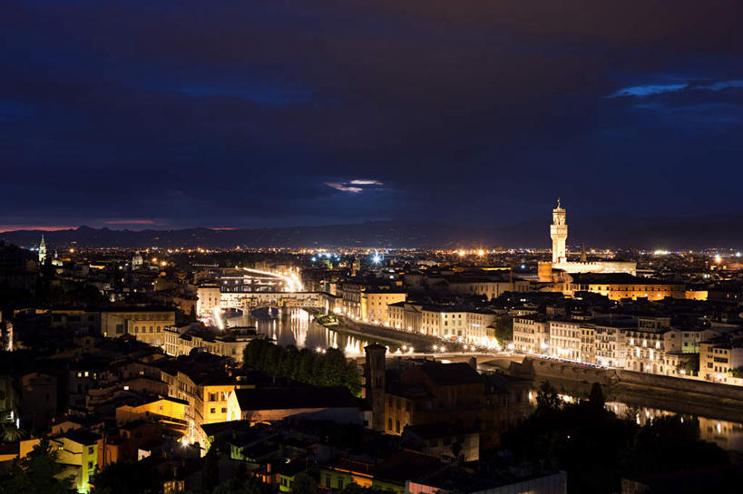 无人,家,横图,俯视,航拍,室外,夜晚,旅游,度假,河流,名胜古迹,水,植物,标志建筑,地标,建筑,路灯,夜景,照明,意大利,佛罗伦萨,欧洲,朦胧,模糊,遗迹,房屋,屋子,河水,水流,公寓,灯光,古迹,文物,娱乐,建设,古建筑,洋房,楼房,拱桥,住宅,灯,树,树木,蓝色,绿色,蓝天,天空,自然,天,享受,休闲,旅游胜地,放松,生长,成长,照亮,照明设备,托斯卡纳,鸟瞰,南欧,古文明,意大利共和国,首府,百花之城,翡冷翠,托斯卡纳大区,旧桥,老桥,维琪奥桥,彩图,高角度拍摄,房子