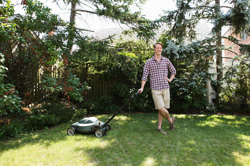 西方人,一个人,站,笑,微笑,横图,室外,白天,正面,草地,草坪,植物,欧洲,欧洲人,仅一个男性,仅一个人,握,阴影,服装,光线,工具,影子,拿,拿着,注视,休闲装,手叉腰,草,树,树木,仅一个年轻男性,一个,衣服,绿色,阳光,自然,叉腰,观察,看,站着,休闲,休闲服,器械,握着,服饰,生长,单个,成长,观看,割草机,察看,切割,关注,锄草,农具,耕具,修整,男人,男性,年轻男性,白种人,站立,彩图,全身