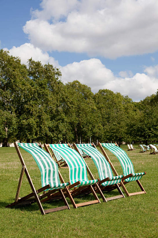 无人,公园,竖图,室外,白天,正面,度假,草地,草坪,美景,植物,城市风光,城市,椅子,英国,欧洲,伦敦,一排,许多,阴影,整齐,光线,影子,木椅,躺椅,景观,云,云朵,首都,很多,云彩,娱乐,草,树,树木,排列,蓝色,绿色,白云,蓝天,天空,阳光,自然,天,享受,休闲,景色,放松,生长,晴朗,成长,西欧,队列,大不列颠,大不列颠及北爱尔兰联合王国,大不列颠联合王国,日不落英帝国,雾都,圣詹姆斯公园,晴空,彩图