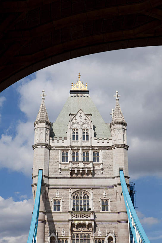 无人,竖图,室外,白天,仰视,旅游,度假,标志建筑,大桥,地标,建筑,桥梁,英国,欧洲,伦敦,阴影,光线,影子,云,云朵,桥,首都,云彩,娱乐,建设,伦敦塔桥,泰晤士河,蓝色,白云,蓝天,天空,阳光,天,享受,休闲,旅游胜地,放松,晴朗,西欧,大不列颠,大不列颠及北爱尔兰联合王国,塔桥,大不列颠联合王国,日不落英帝国,雾都,晴空,彩图,低角度拍摄