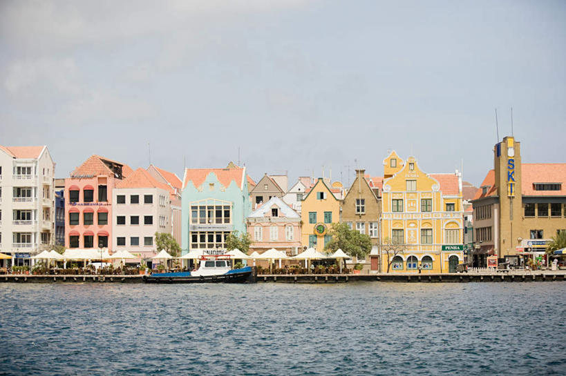 无人,码头,横图,室外,白天,正面,度假,美景,植物,城市风光,城市,港口,路灯,轮船,船,照明,一排,许多,停靠,阴影,整齐,光线,伞,影子,雨伞,遮阳伞,房屋,屋子,景观,云,云朵,公寓,灯光,云彩,娱乐,阳伞,楼房,住宅,灯,树,树木,排列,蓝色,绿色,白云,蓝天,天空,阳光,自然,交通工具,天,享受,休闲,景色,南美,放松,生长,晴朗,成长,照亮,南美洲,太阳伞,西印度群岛,照明设备,拉丁美洲,队列,停泊,载具,美洲,荷属安的列斯群岛,威廉斯塔德,亚美利加洲,南亚美利加洲,库拉索岛,晴空,彩图,房子,摆渡口,埠头,渡口,渡头,港湾,海港,货运码头,口岸,商港