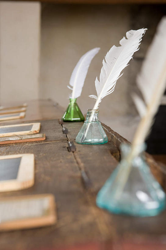 无人,竖图,室内,特写,白天,正面,静物,阴影,朦胧,模糊,反射,笔,罐子,影子,墙,办公用品,墙壁,墙面,玻璃制品,文具,玻璃瓶,瓶子,学习用品,黑板,教学,羽毛笔,文具用品,耐磨,教学黑板,彩图