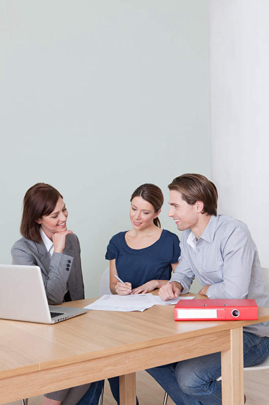 西方人,三个人,夫妻,客厅,坐,笑,说,微笑,露齿笑,竖图,室内,白天,正面,西装,爱情,讨论,电脑,笔记本电脑,餐桌,桌子,欧洲,欧洲人,套装,服装,正装,网络,材料,档案,文件,纸,墙,浪漫,扭头,注视,休闲装,职业装,通讯设备,墙壁,墙面,一个,衣服,红色,白色,手稿,资料,观察,看,转头,休闲,休闲服,恩爱,恋人,服饰,单个,餐台,观看,一台,证明,察看,无线,起居室,关注,文档,通信设备,无线网络,销售员,文件架,无线上网,便携式电脑,资料架,文件框,文件座,资料档,资料座,客堂,交流,手提电脑,男人,男性,年轻男性,年轻女性,女人,女性,白种人,夫妇,情侣,沟通,讲话,交谈,商讨,说话,谈话,坐着,半身,彩图,伴侣