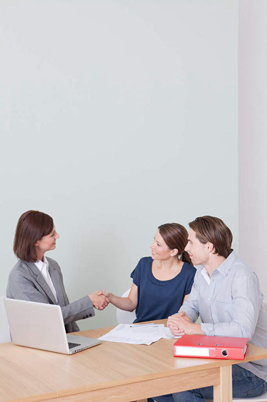 西方人,三个人,夫妻,客厅,坐,握手,笑,说,微笑,露齿笑,竖图,室内,白天,正面,西装,爱情,讨论,电脑,笔记本电脑,餐桌,桌子,欧洲,欧洲人,套装,服装,正装,网络,材料,档案,文件,纸,墙,浪漫,扭头,注视,休闲装,职业装,通讯设备,墙壁,墙面,一个,衣服,红色,白色,手稿,资料,观察,看,转头,休闲,休闲服,恩爱,恋人,服饰,单个,餐台,观看,一台,证明,察看,无线,起居室,关注,文档,通信设备,无线网络,销售员,文件架,无线上网,便携式电脑,资料架,文件框,文件座,资料档,资料座,客堂,交流,手提电脑,男人,男性,年轻男性,年轻女性,女人,女性,白种人,夫妇,情侣,搀手,沟通,讲话,交谈,拉手,商讨,手拉手,手握手,说话,谈话,坐着,半身,彩图,伴侣