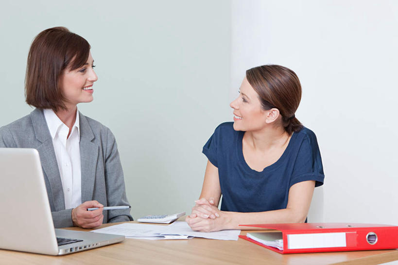 西方人,两个人,客厅,坐,笑,微笑,露齿笑,横图,室内,白天,正面,电脑,笔记本电脑,桌面,桌子,椅子,欧洲,欧洲人,服装,网络,木制,笔,材料,档案,文件,纸,木椅,墙,办公用品,注视,休闲装,通讯设备,墙壁,墙面,文具,一个,衣服,红色,白色,木制品,手稿,学习用品,资料,观察,看,休闲,休闲服,服饰,单个,观看,一台,文具用品,证明,察看,无线,起居室,关注,文档,通信设备,无线网络,销售员,文件架,无线上网,便携式电脑,资料架,文件框,文件座,资料档,资料座,客堂,手提电脑,年轻女性,女人,女性,白种人,坐着,半身,彩图