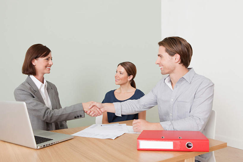 西方人,三个人,夫妻,客厅,坐,握手,笑,说,微笑,露齿笑,横图,室内,白天,正面,西装,爱情,讨论,电脑,笔记本电脑,餐桌,桌子,欧洲,欧洲人,套装,服装,正装,网络,材料,档案,文件,纸,墙,浪漫,扭头,注视,休闲装,职业装,通讯设备,墙壁,墙面,一个,衣服,红色,白色,手稿,资料,观察,看,转头,休闲,休闲服,恩爱,恋人,服饰,单个,餐台,观看,一台,证明,察看,无线,起居室,关注,文档,通信设备,无线网络,销售员,文件架,无线上网,便携式电脑,资料架,文件框,文件座,资料档,资料座,客堂,交流,手提电脑,男人,男性,年轻男性,年轻女性,女人,女性,白种人,夫妇,情侣,搀手,沟通,讲话,交谈,拉手,商讨,手搀手,手拉手,手牵手,手握手,说话,谈话,坐着,半身,彩图,伴侣