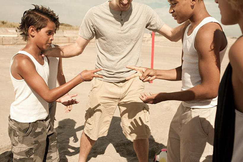 西方人,儿童,四个人,伙伴,朋友,站,横图,室外,白天,正面,运动服,锻炼,旅游,度假,友谊,纯洁,运动,沙滩,欧洲,欧洲人,阴影,服装,光线,沙子,影子,海岸,沙地,注视,娱乐,相视,小孩,衣服,阳光,观察,看,站着,享受,休闲,面对面,放松,可爱,童年,童趣,搭,服饰,观看,对视,猜拳,察看,互视,衣着,穿着,搭着,关注,室外运动,划拳,相对,户外运动,童真,烂漫,无邪,相看,衣饰,天真,友情,男孩,男人,男性,中年男性,白种人,海滩,站立,半身,彩图,健身,男生,运动装