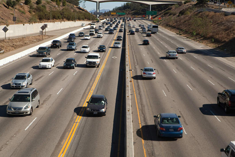 无人,横图,俯视,室外,白天,度假,草地,草坪,美景,植物,城市风光,城市,道路,路,公路,汽车,美国,许多,景观,分界线,停车线,交通,娱乐,车,草,树,树木,蓝色,绿色,蓝天,天空,自然,交通工具,轿车,天,享受,休闲,景色,放松,生长,晴朗,成长,车行道,车行道分界线,北美,北美洲,加利福尼亚,载具,标线,美洲,加州,车行线,好莱坞,洛杉矶,加利福尼亚州,万里无云,金州,黄金州,北亚美利加洲,亚美利加洲,荷里活,天使之城,好莱坞大道,日落大道,晴空,晴空万里,马路,彩图,高角度拍摄